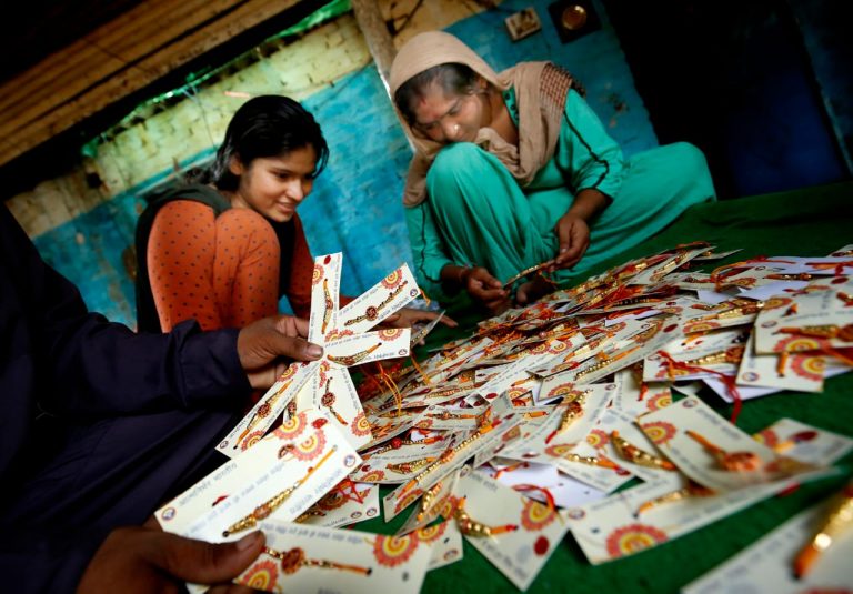 पाकिस्तानी हिंदू रिफ्यूजी महिलाएँ बना रही हैं भारतीय सेना के लिए ‘आत्मनिर्भर राखियाँ’