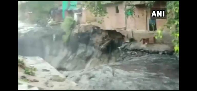 डूब गई दिल्ली: बारिश में एक साथ नाले में बह गई झुग्गियाँ, देखें Video