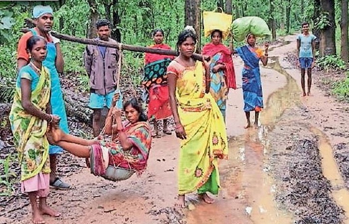 छत्तीसगढ़: सड़कों के अभाव में एंबुलेंस नहीं पहुँची गाँव, स्वास्थ्यकर्मियों ने गर्भवती महिला को टोकरी में बैठाकर पहुँचाया अस्पताल