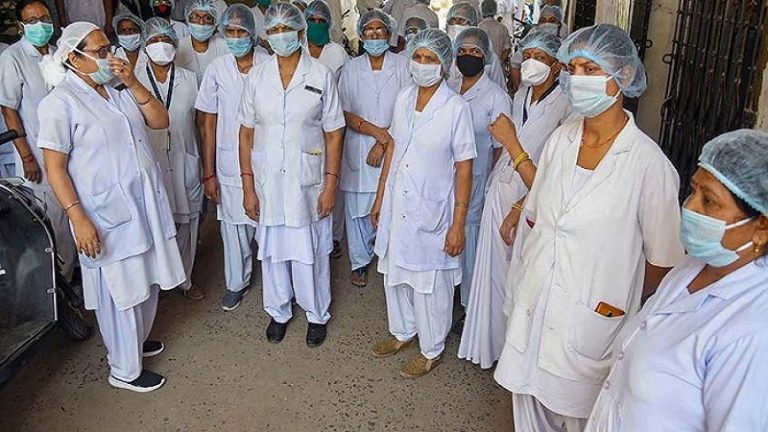 पीपीई किट मॉंगा तो दिल्ली के हमदर्द अस्पताल ने 84 नर्सों को नौकरी से निकाला, हाई कोर्ट पहुँचा मामला