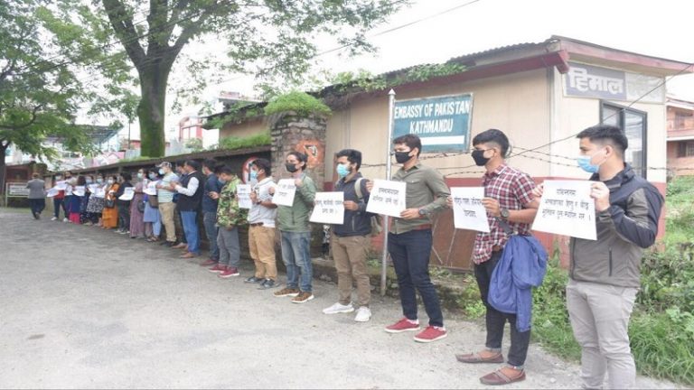 नेपाल में हिंदुओं ने जलाया इमरान खान का पुतला: पाक में मंदिर निर्माण रोके जाने और हिंदू समुदाय के उत्पीड़न का किया विरोध