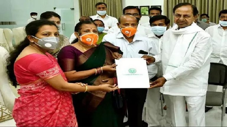 गलवान घाटी में बलिदानी कर्नल संतोष बाबू की पत्नी संतोषी को मिला डिप्टी कलेक्टर का पद: मुख्यमंत्री राव ने दिया नियुक्ति पत्र