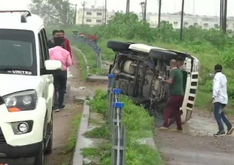 एनकाउंटर में मारा गया गैंगस्टर विकास दुबे: STF की गाड़ी पलटने के बाद दुबे ने की थी पिस्टल छीनकर भागने की कोशिश, देखें वीडियो
