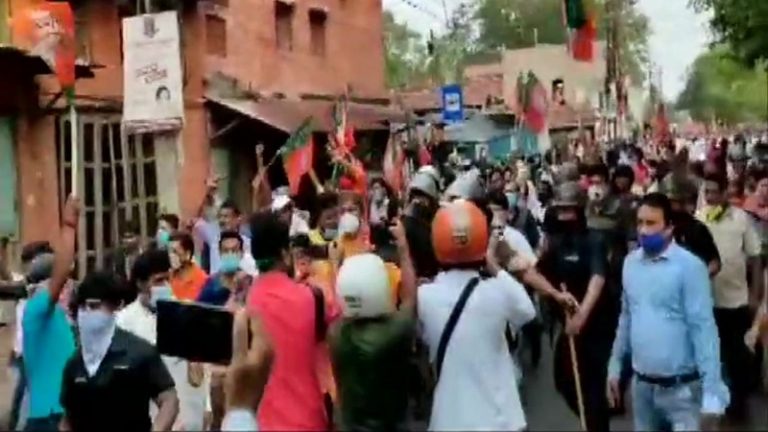 पश्चिम बंगाल में टीएमसी के कार्यकर्ताओं ने भाजपा कार्यकर्ताओं पर किया हमला, फोन और गाड़ियाँ भी छीनी: अर्जुन सिंह