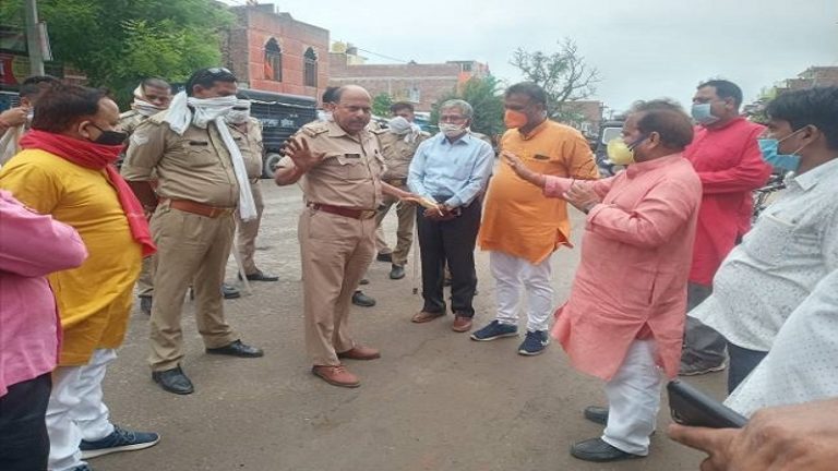सुल्तानपुर: भूमिपूजन पर बॉंटी मिठाई तो घर पर समुदाय विशेष के लोगों ने बोला हमला, दुकान में तोड़फोड़