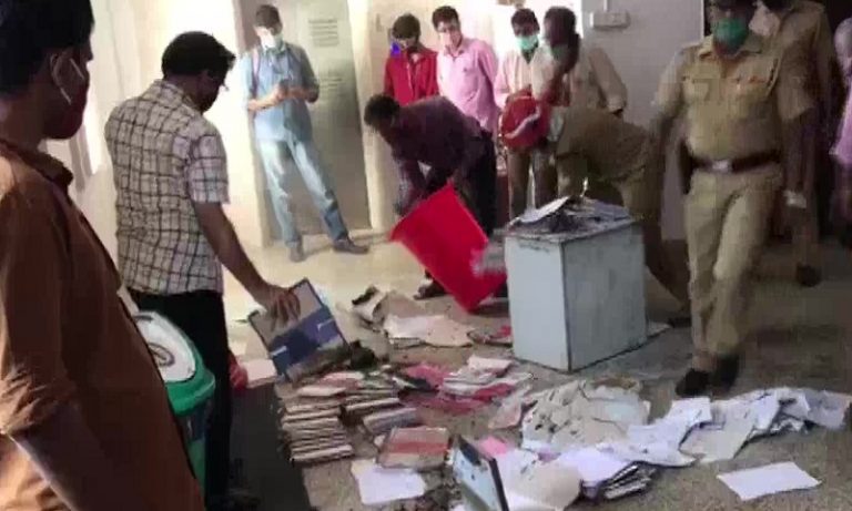 केरल सचिवालय में वहीं लगी आग जहाँ थे गोल्ड स्मगलिंग काण्ड के साक्ष्य, सबूत मिटाने की होगी कोशिशें, कहा था विपक्ष ने