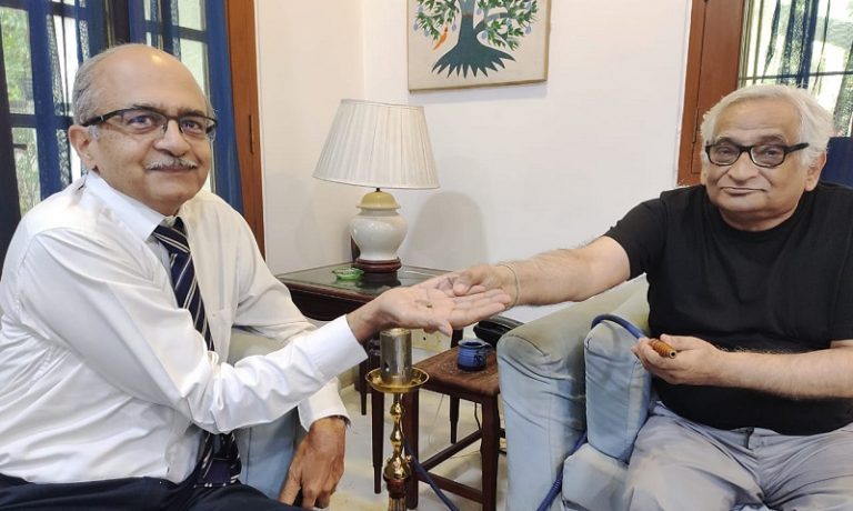 प्रशांत भूषण ने माना वे हैं अवमानना ​​के दोषी, खोखले आदर्शों का हवाला देने के बाद बेशर्मी से जुर्माना देने के लिए हुए सहमत