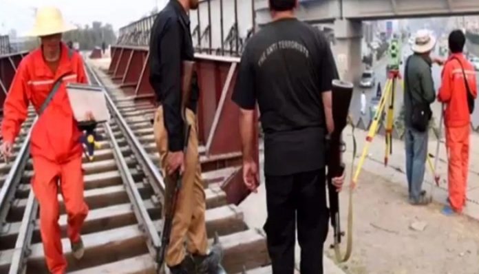 चायनीज मजदूर पाकिस्‍तानी सैनिक