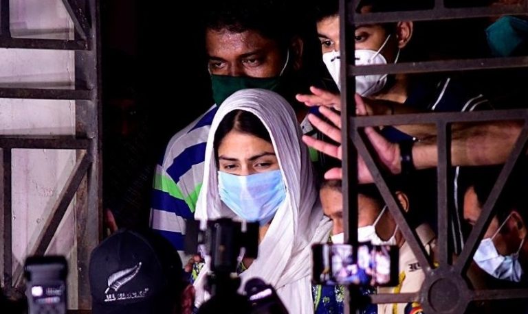 सुशांत की मौत के बाद उनका क्रेडिट कार्ड इस्तेमाल कर रही थी रिया, पिन बदलने के लिए मिरांडा से माँगी थी मदद