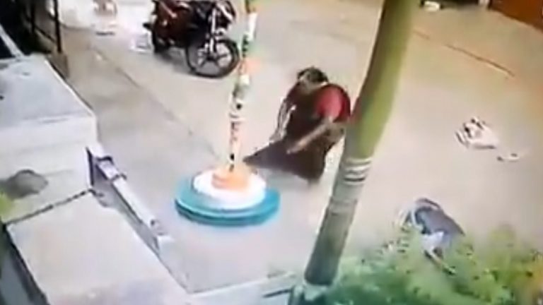 चप्पल उतारीं, सिर झुकाया… फिर तिरंगे को किया सलाम: बुजुर्ग महिला का जज्बा CCTV में कैद, वीडियो वायरल