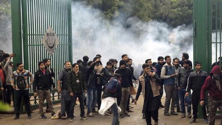 जामिया हिंसा: याचिकाकर्ताओं के बचाव में इंदिरा जयसिंह की दलील- पत्थर और बोतलें नहीं होतीं हथियार