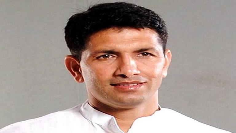 भूमिपूजन करते PM मोदी के हाथ में कॉन्ग्रेस MLA ने थमाया कटोरा, फिर डिलीट किया ट्वीट: तस्वीर से छेड़छाड़ को लेकर FIR
