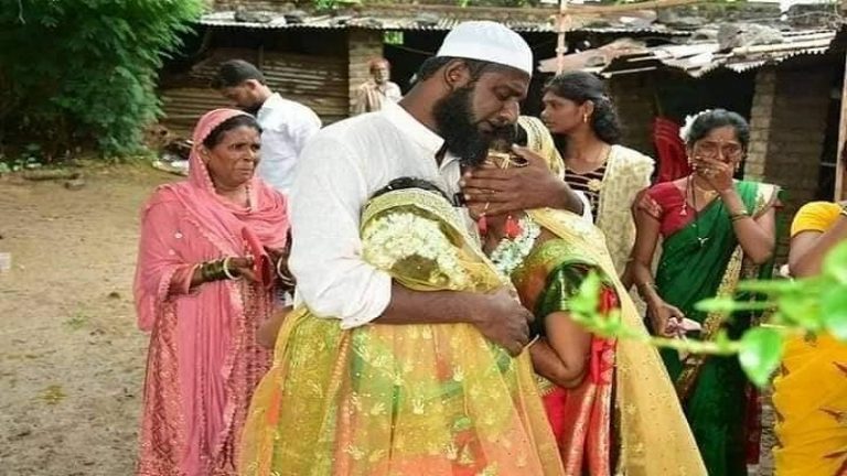 क्या अहमदनगर के बाबाभाई पठान ने 2 ‘अनाथ’ लड़कियों को ‘गोद’ ले उनकी हिंदू रीति से शादी करवाई?