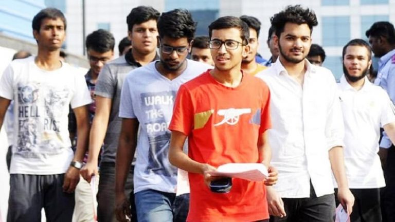JEE और NEET परीक्षा के विरोध में हाथ पर ब्लेड लगाने की पुरानी तस्वीरों के जरिए कॉन्ग्रेस आईटी सेल फैला रहा झूठ