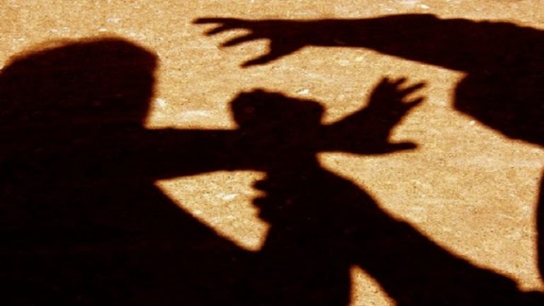 संप्रदाय विशेष के परिवार ने नाबालिग लड़की की तोड़ी पसलियाँ, सिर मुँड़वा कर दी ईसाई से प्यार की सजा