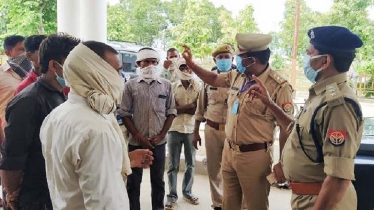 UP: किशोरी से छेड़छाड़, परिवार पर हमले के आरोप में कमरुद्दीन, आलमगीर, अहमद समेत कई अन्य के खिलाफ FIR दर्ज