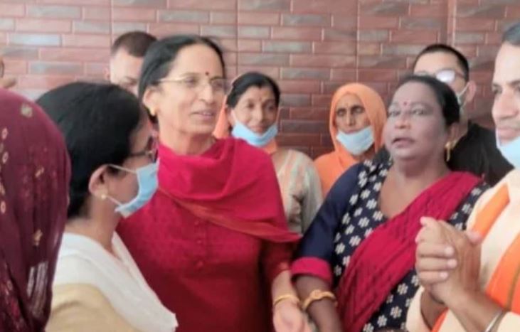 हम कॉन्ग्रेस का करते थे समर्थन, लेकिन हमारी मदद अमित शाह ने की:  कंगना की माँ आशा रनौत