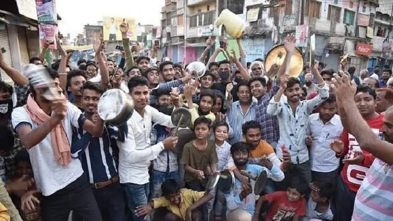 थाली बजा कर मोदी सरकार का विरोध कर रहे हैं छात्र? कॉन्ग्रेस पार्टी द्वारा शेयर की गई तस्वीर का FACT-CHECK