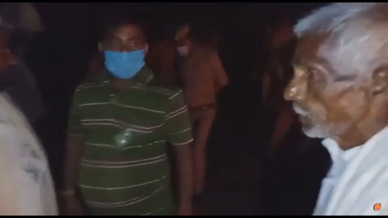 पिता-दादाजी ने किया हाथरस मामले की पीड़िता का अंतिम संस्कार, पुलिस भी रही मौजूद