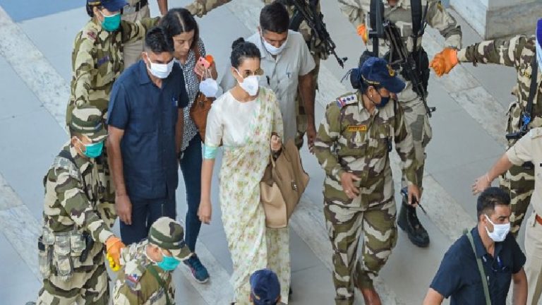 कंगना रनौत पहुँचीं मुंबई: एयरपोर्ट पर शिवसेना और करणी सेना आमने-सामने, मिल रहा है तगड़ा समर्थन