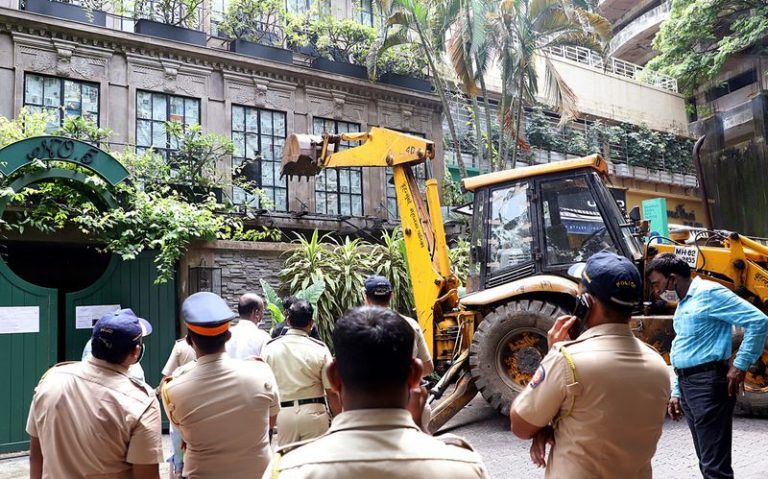 मुंबई पुलिस ने किया कंगना समर्थकों पर लाठी चार्ज, बॉम्बे HC की फटकार, कहा- गलत भावना से की गई कार्रवाई