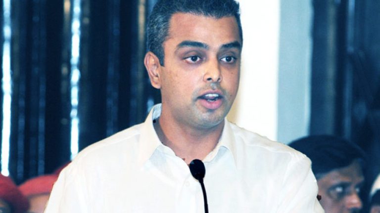 महाराष्ट्र में जारी चकल्लस पर कॉन्ग्रेस नेता मिलिंद देवड़ा ने किया अपनी ही पार्टी पर तंज, कॉन्ग्रेसी ट्रोल्स ने दी दूसरा सचिन पायलट ना बनने की सलाह