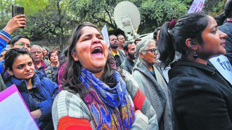 मुनव्वर राना की बेटियाँ महिलाओं की भीड़ जुटा CM योगी आवास को घेरने वाली थीं, UP पुलिस ने किया नजरबंद