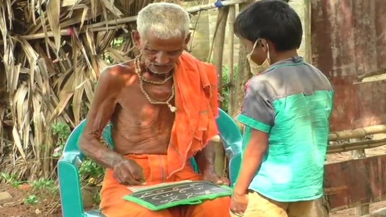 75 सालों से एक पेड़ के नीचे बच्चों को पढ़ाने वाले शिक्षक: नहीं लेते कोई सरकारी सहायता, देते हैं गीता का ज्ञान भी