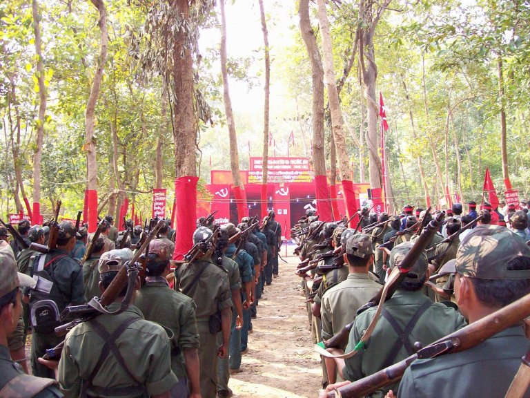 महिला नक्सली के हाथ में बंदूक, धमकी भरे पोस्टर और राजनीतिक प्रश्रय: बंगाल में माओवादियों की वापसी और 4 घटनाएँ