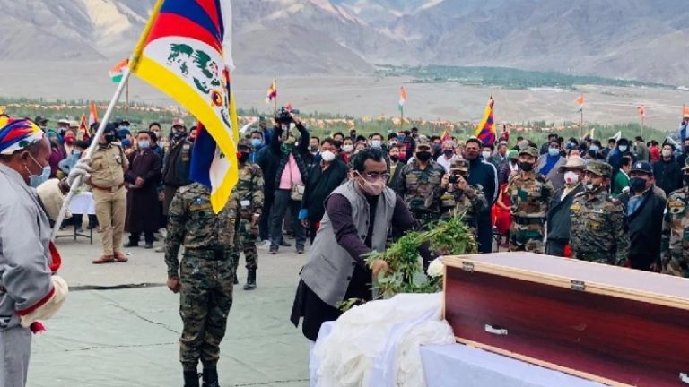 बलिदानी तिब्बती सैनिक की अंतिम विदाई में शामिल हुए BJP नेता राम माधव, चीन के कब्जाए क्षेत्रों में ही उसे घेरने उतरा भारत