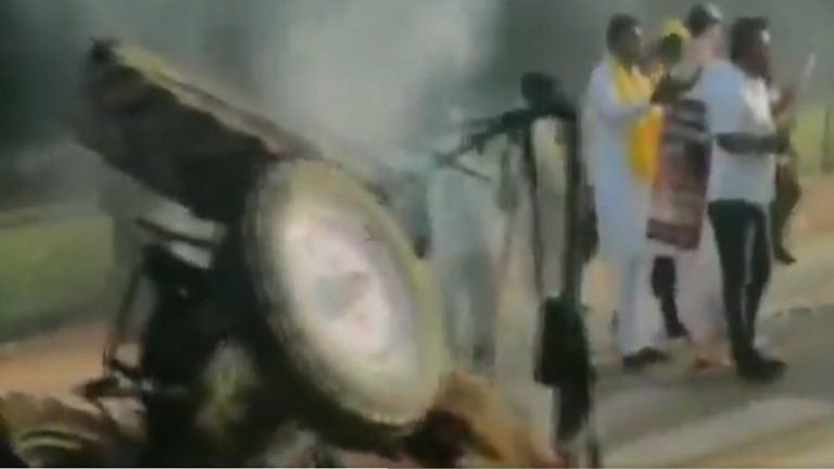 ट्रक में ट्रैक्टर लाया, सड़क पर पटक के जला डाला: कॉन्ग्रेसी नेताओं ने लगाए ‘भगत सिंह’ के नारे, देखें वीडियो
