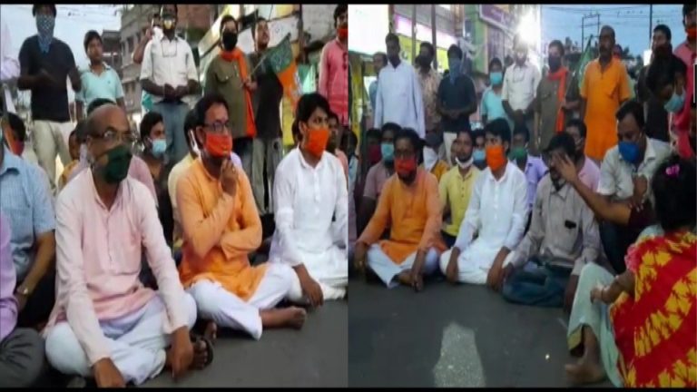 पश्चिम बंगाल में BJP कार्यकर्ता की हिरासत में पिटाई से मौत: धरने पर बैठे पार्टी के लोग, पुलिस पर लगाया हत्या का आरोप