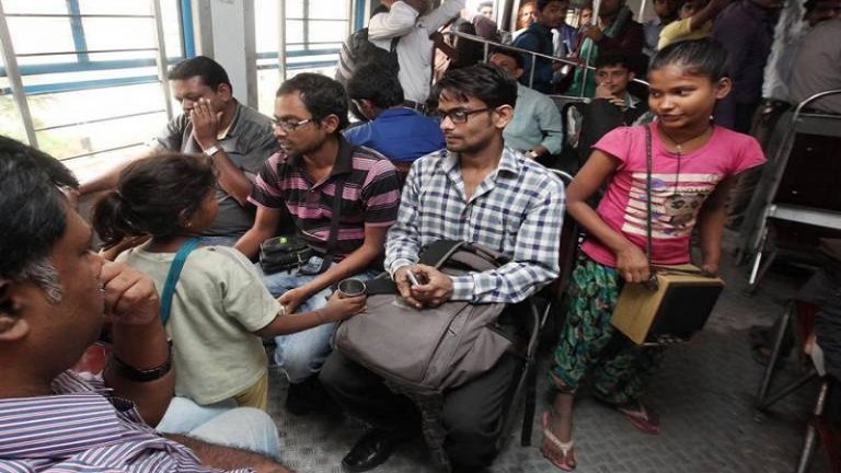 ट्रेन में भीख माँगने की अनुमति देने का कोई प्लान नहीं: मीडिया रिपोर्ट्स का रेलवे ने किया खंडन