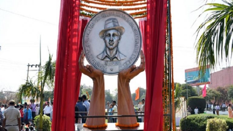 गायत्री मंत्र जपते थे भगत सिंह, आर्य समाजी था परिवार, सावरकर के थे प्रशंसक: स्वीकार करेंगे आज के वामपंथी?