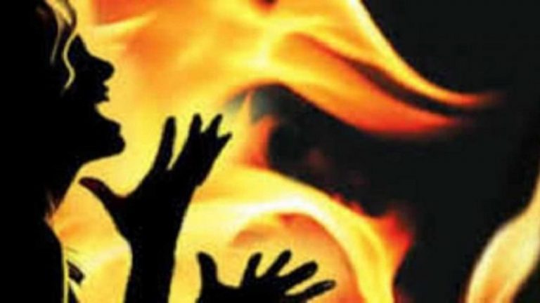बिहार: 19 साल की लड़की को जैनुल और हकीमा खातून ने जिंदा जलाया, गाँव छोड़कर भागे