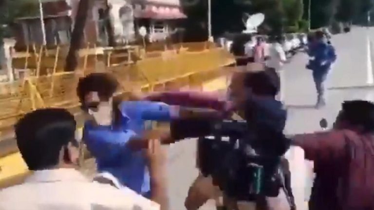 ‘गिरती TRP से बौखलाए ABP पत्रकार’: रिपब्लिक टीवी के रिपोर्टर चुनाव विश्लेषक प्रदीप भंडारी को मारा थप्पड़