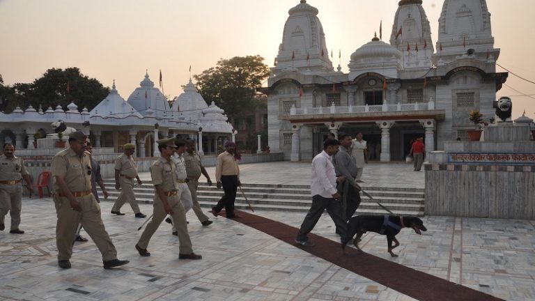 बाबरी मस्जिद फैसले के 24 घंटे के भीतर गोरखनाथ मंदिर को बम से उड़ाने की धमकी, UP पुलिस ने बढ़ाई सुरक्षा
