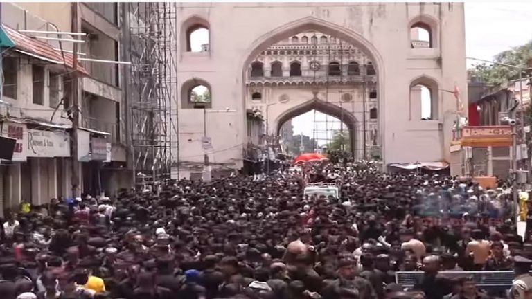 गणेश विसर्जन को प्रतिबंधित करने वाली तेलंगाना पुलिस ने SC के आदेश को धता बताकर हैदराबाद में मुहर्रम के जुलूस को दी अनुमति