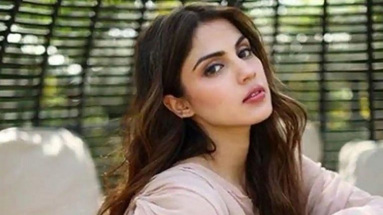 ‘स्टाफ को सैलरी देनी है बैंक खातों से रोक हटाएँ’: रिया चकवर्ती का अकाउंट डीफ्रीज, फोन-लैपटॉप भी मिले