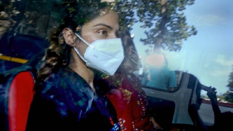 NCB की माँग पर रिया 14 दिन की न्यायिक हिरासत में, जमानत की माँग करने वालों का करेंगे विरोध