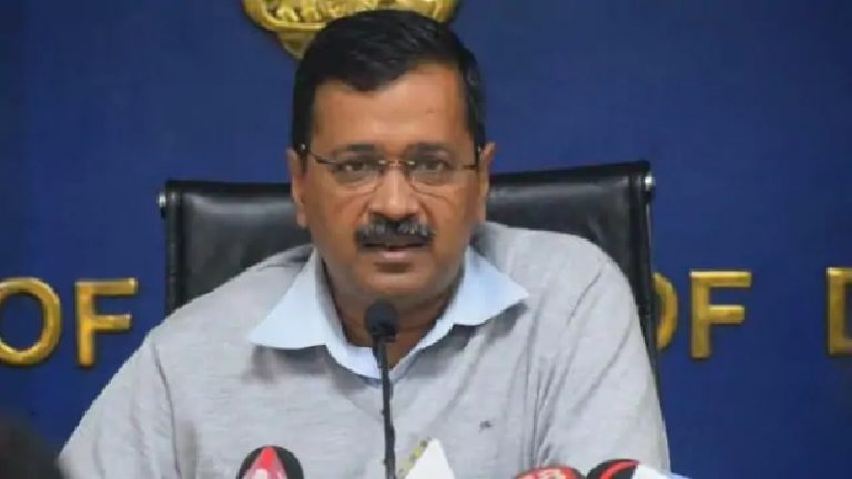 दिल्ली में डॉक्टरों, म्युनिसिपल कर्मचारियों को नहीं मिल रही सैलरी: केजरीवाल के घर के बाहर धरने पर बैठे तीनों मेयर