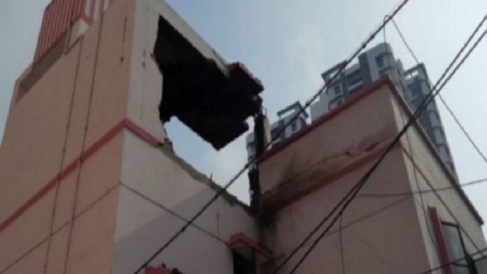 बेलघाट क्लब की टूटी छत