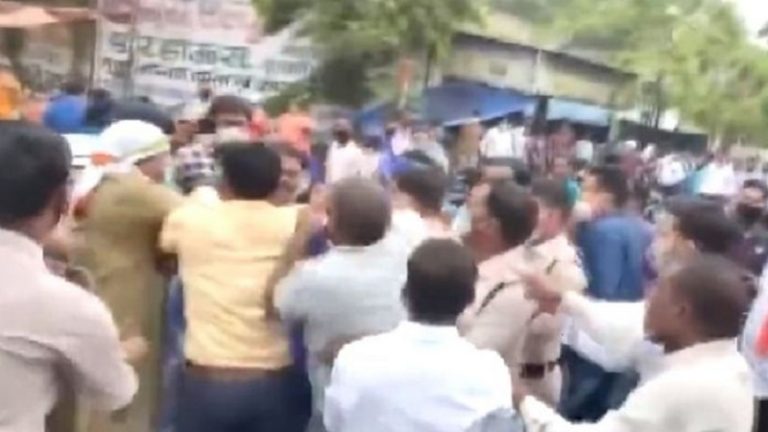 VIDEO: हाथरस मामले पर प्रदर्शन के दौरान भीम आर्मी से भिड़े कॉन्ग्रेस कार्यकर्ता, हुई सख्त कार्रवाई की माँग