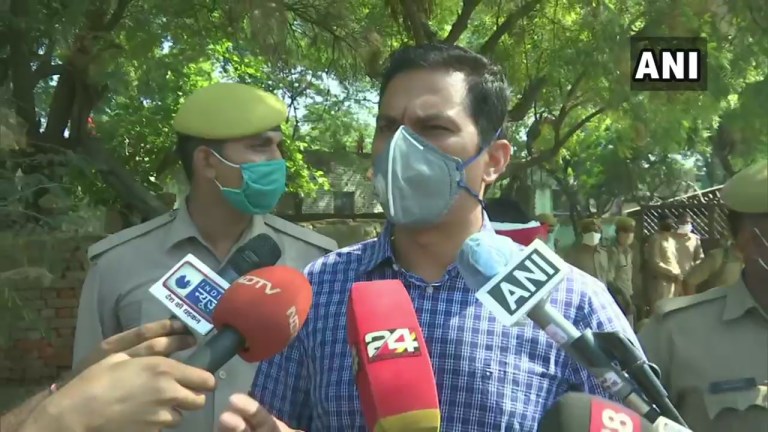 हाथरस केस: मीडिया को पीड़ित परिवार से बात करने की इजाजत, फोन जब्त करने के इंडिया टुडे के दावों को एसडीएम ने नकारा