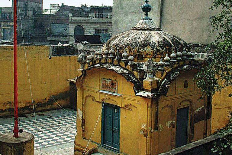 कट्टरपंथियों ने दीवार पर चिपकाया गुरुद्वारे की इमारत हटाने का पोस्टर, कहा- पाकिस्तान की पूरी जमीन मुस्लिमों की है