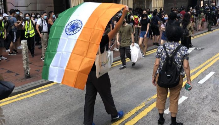 चीन के विरुद्ध प्रदर्शन में नज़र आया भारतीय झंडा
