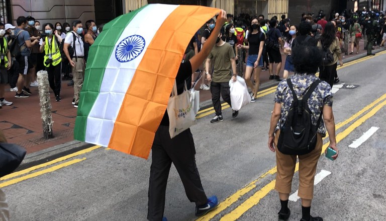 चीन के विरुद्ध हो रहे प्रदर्शन में हॉन्गकॉन्ग की सड़कों पर लहराया तिरंगा, लोगों ने कहा- भारत चीन से लड़ रहा इसलिए हमारा दोस्त