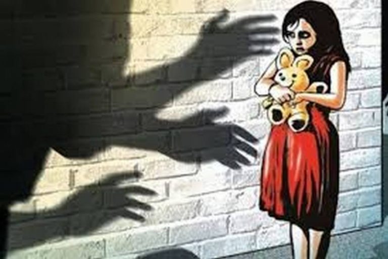 रेप करने के लिए 6 साल की मासूम को छत पर ले गया इरशाद, चिल्लाई तो गला दबाकर नीचे फेंका