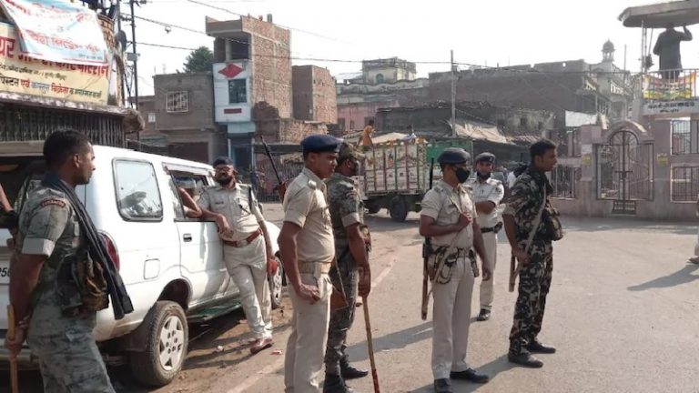 मुंगेर में कई जगह मतदान का बहिष्कार: चड़ौन में ग्रामीणों ने जला डाली वोटिंग की पर्ची, घर-घर जाकर गिड़गिड़ा रहे राजनीतिक दलों के लोग