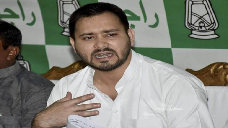 बलात्कार आरोपितों की बीवियों को RJD का टिकट, तेजस्वी ने हाथरस पर कहा- 2 मिनट के लिए 1 मिनट का मौन रख लेते हैं